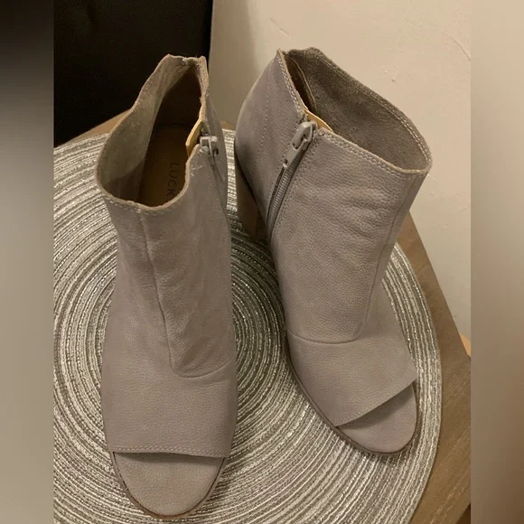 Excellent‎ condition Lucky Brand open toe ankle booties size 8-8.5 100% leather - Picture 2 of 6